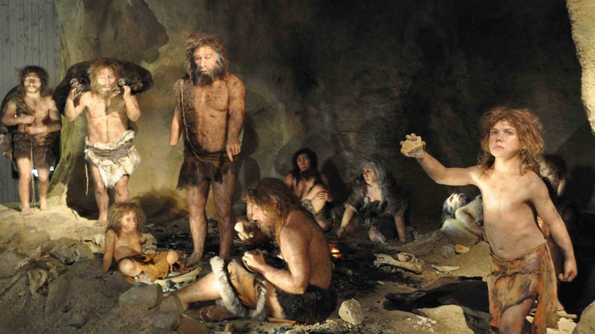 Recreación de un grupo de hombres neandertales.