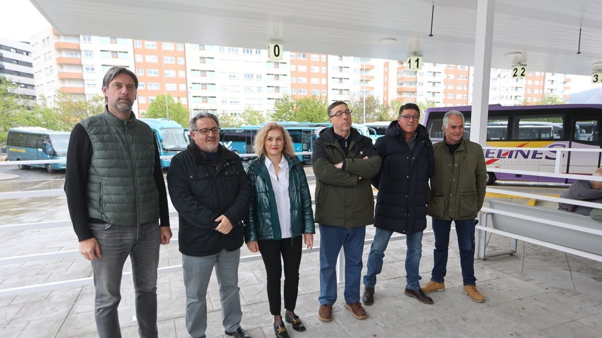 Cargos públicos del PP encabezados por Silvia Franco, en la estación de autobuses.