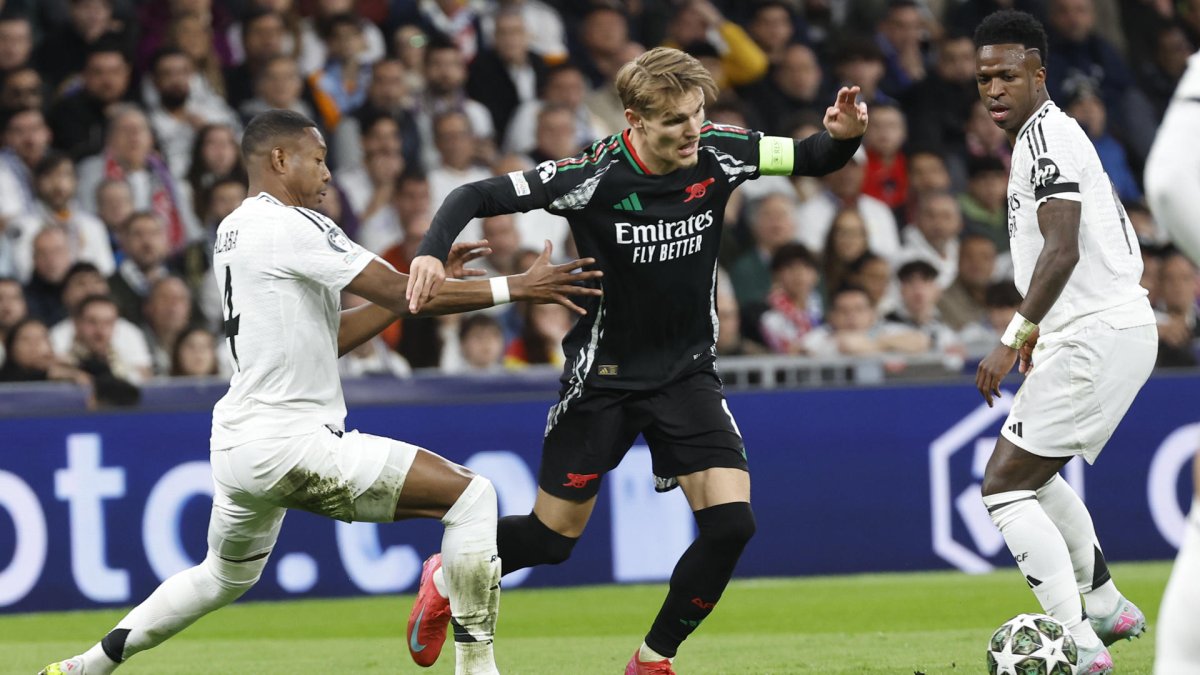 El defensa del Real Madrid David Alaba (i) lucha con Martin Ødegaard, del Arsenal, durante el partido de vuelta de cuartos de final de la Liga de Campeones que Real Madrid y Arsenal juegan en el estadio Santiago Bernabéu. EFE/Chema Moya