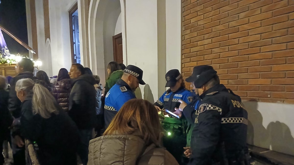 La mujer herida, de espaldas, con los agentes de la Policía Municipal que acudieron a la zona.
