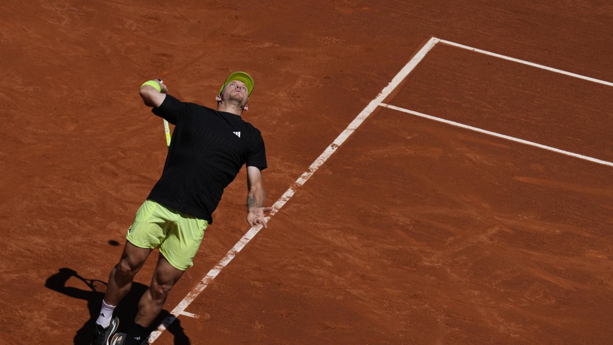 El tenista español Alejandro Davidovich durante su partido de octavos de final del Barcelona Open Banc Sabadell-Trofeo Conde de Godó contra el ruso Andrey Rublev. EFE/Enric Fontcuberta