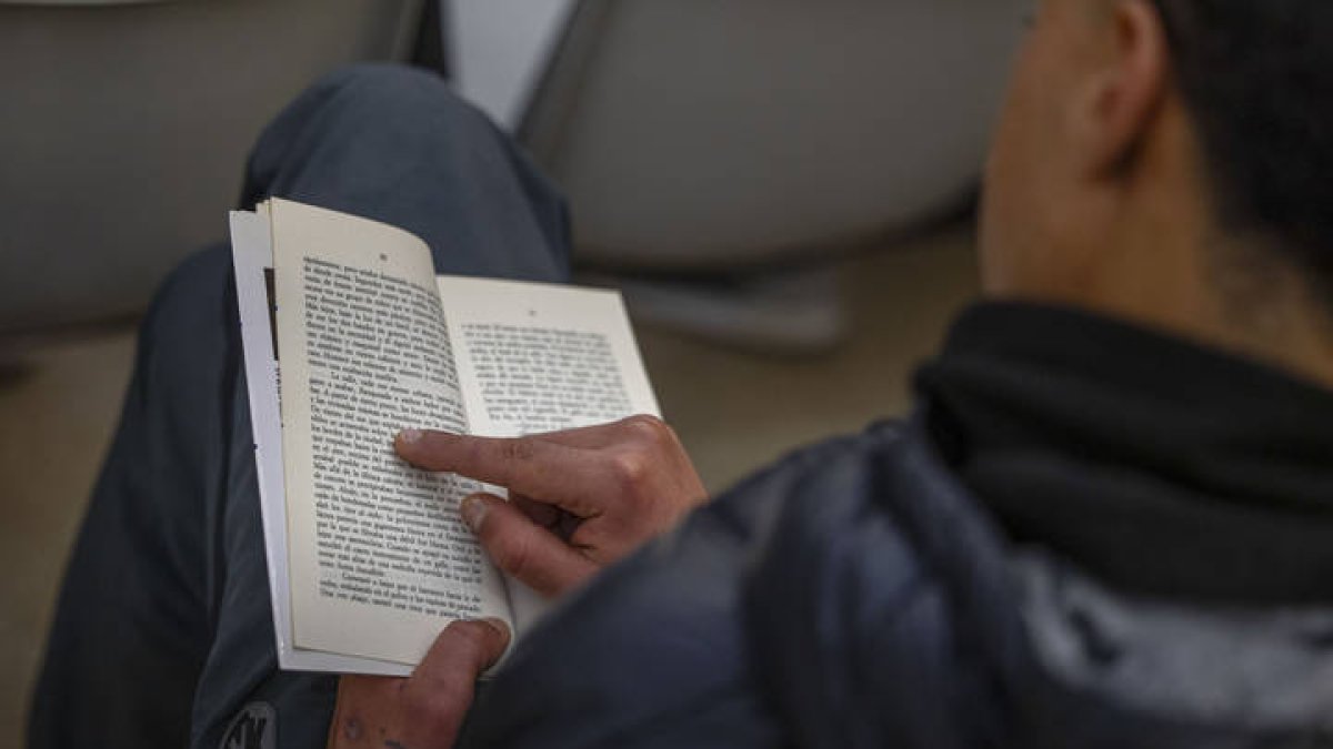 Una persona lee un libro de papel.