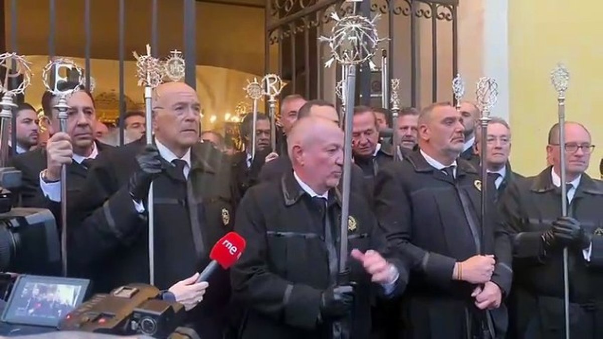 La procesión de Los Pasos recorta su recorrido por la lluvia