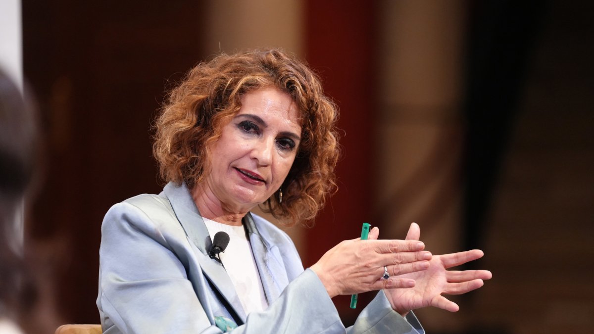 La vicepresidenta primera del Gobierno y ministra de Hacienda, María Jesús Montero, interviene durante el desayuno informativo de El Correo de Andalucía. A 02 de abril de 2025, en Sevilla (Andalucía, España).