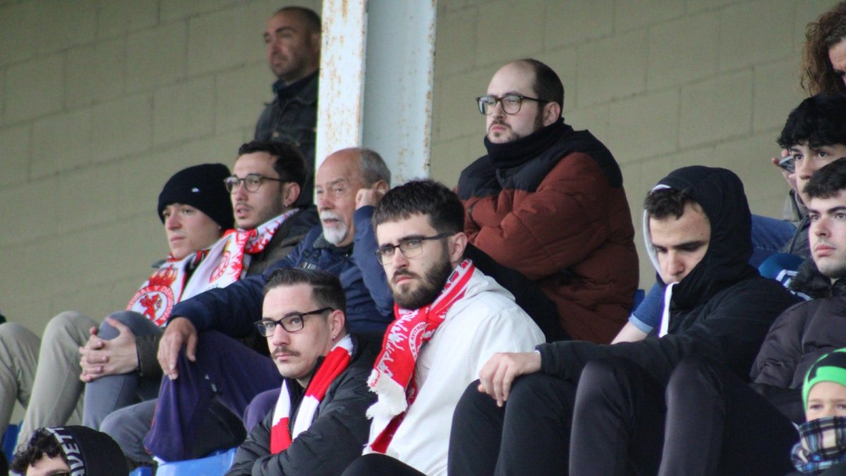 Los aficionados de la Cultural que han acudido a apoyar a su equipo de fútbol al último entrenamiento semanal antes del fundamental partido de este domingo frente al Nàstic.