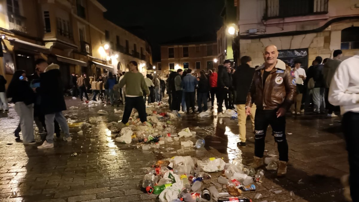 Imagen de la plaza de San Martín durante el descontrol de Jueves Santo en el Húmedo de León.