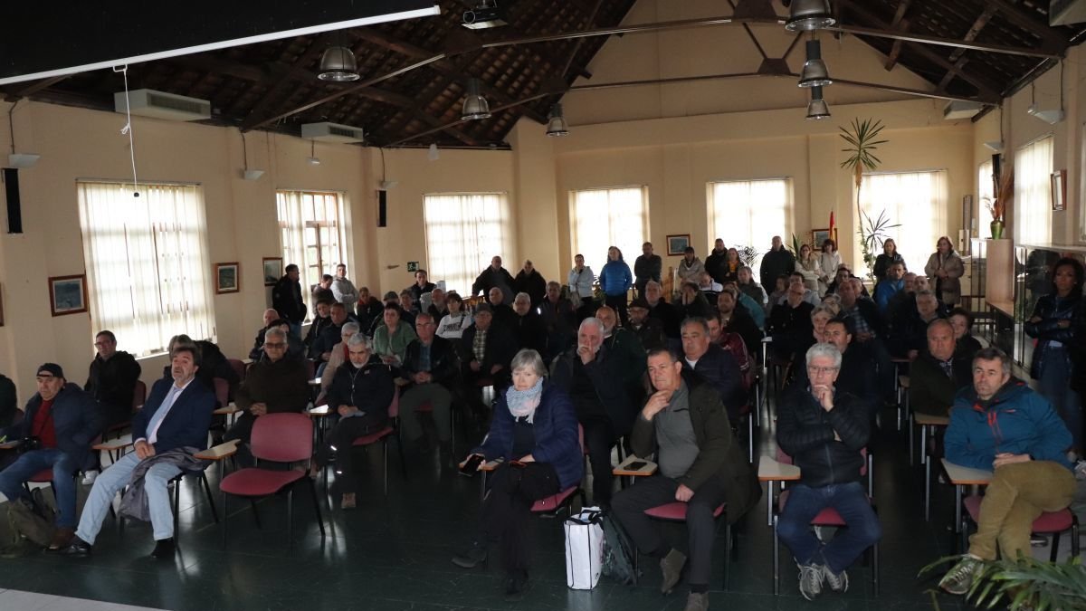 Vecinos y pedáneos asistieron a la reunión sobre el arreglo de carreteras de La Ercina.