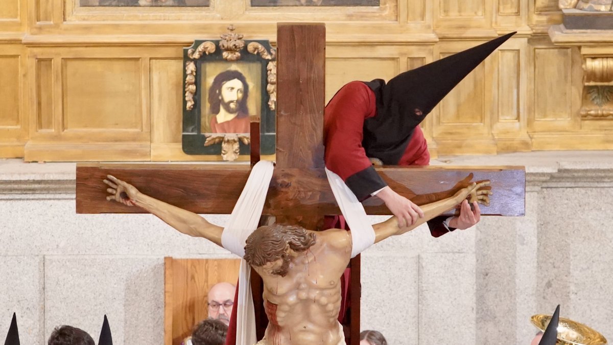 Celebración del acto del Desenclavo de Cristo en el interior de la iglesia de Santa Marina la Real, en León, tras la suspensión a causa del aguacero de la procesión de la Cofradía del Desenclavo.