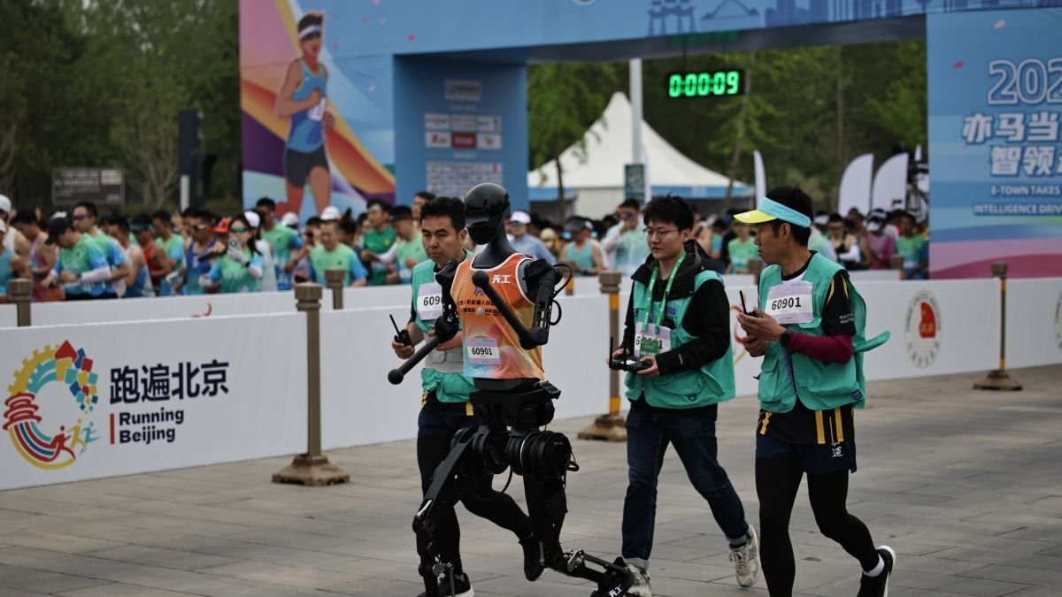 El robot chino comienza la carrera de la media maratón.