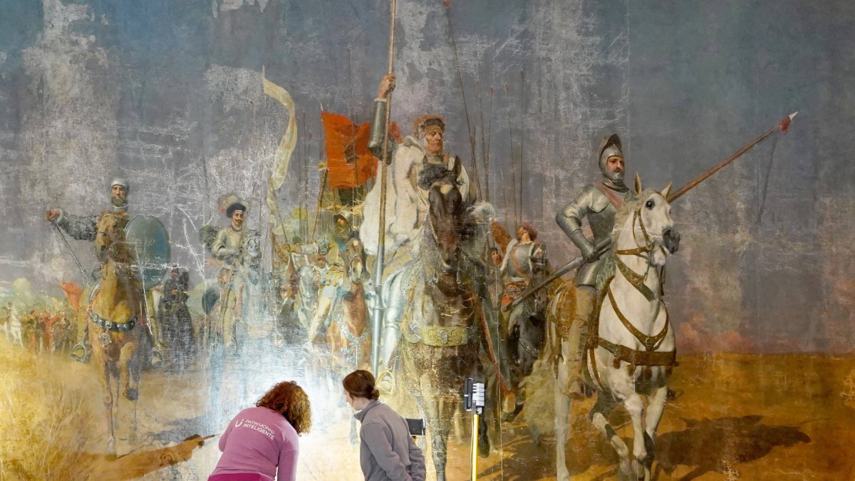 Unos jóvenes contemplan una representación pictórica de Villalar.