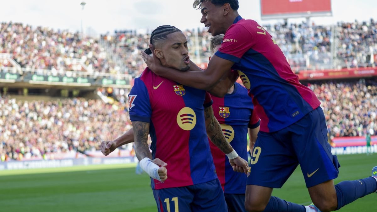 Lamine Yamal celebra con Raphinha la victoria ante el Celta.