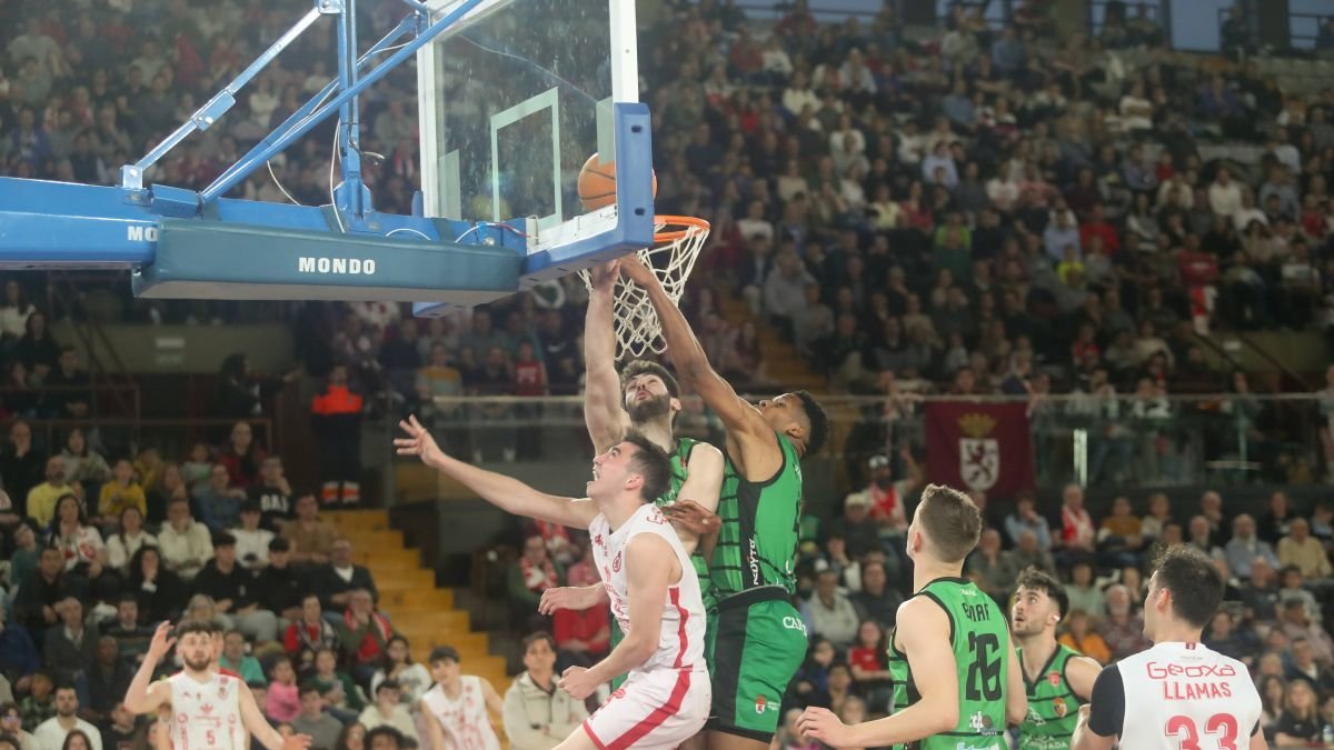 La lucha de los dos equipos debajo de los tableros fue una de las tónicas del derbi provincial de baloncesto.