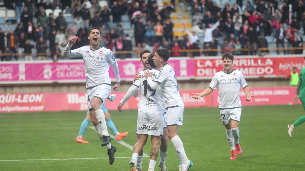 Los jugadores de la Cultural celebran la victoria sobre el Nàstic.