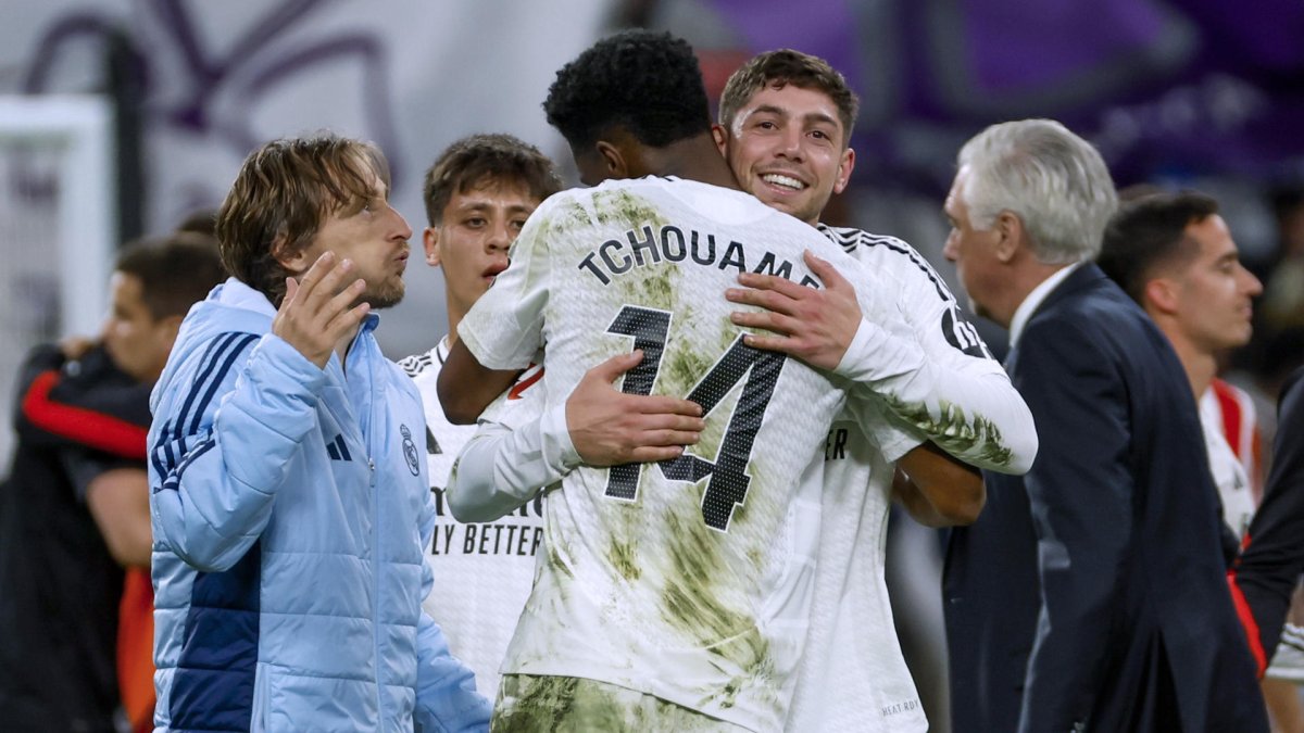 Los jugadores del Real Madrid celebranla victoria al finalizar el partido de la jornada 32 de LaLiga que Real Madrid y Athletic Club de Bilbao disputaron en el estadio Santiago Bernabéu, en Madrid. EFE/Mariscal
