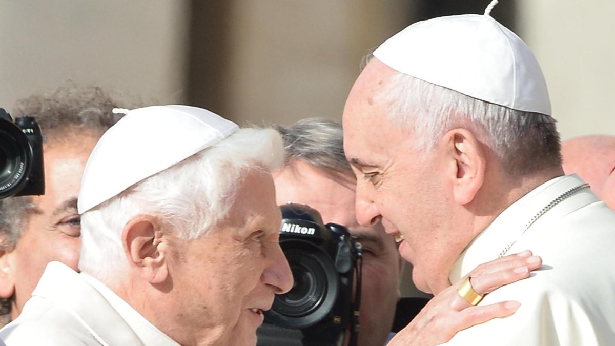 El papa Francisco (d) saluda al papa Emérito Benedicto XVI (i) antes de dirigir la Santa Misa para los ancianos en la plaza de San Pedro en la Ciudad del Vaticano, el 28 de septiembre de 2014 (reeditado el 21 de abril de 2025). EFE/EPA/MAURIZIO BRAMBATTI 