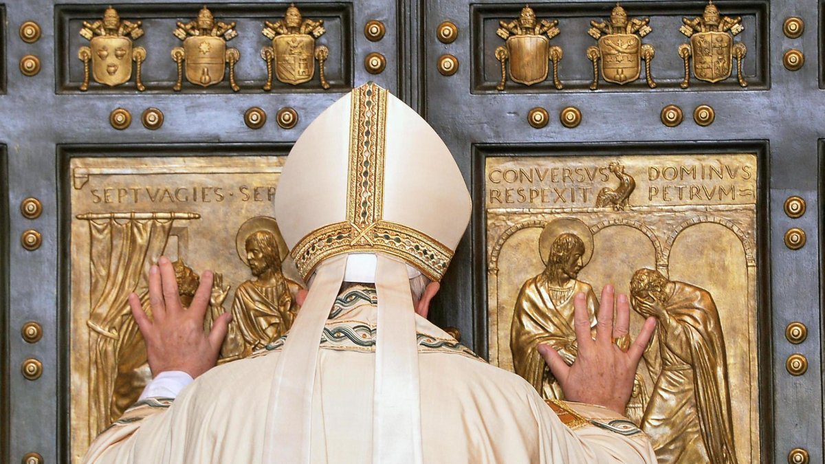 El papa Francisco abre la Puerta Santa con motivo de la inauguración del Jubileo Extraordinario de la Misericordia, en el Vaticano, el 8 de diciembre de 2015. EFE
