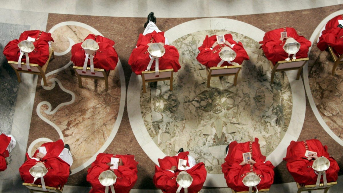 Foto de archivo de los cardenales en la Capilla Sixtina para dar comienzo al cónclave.