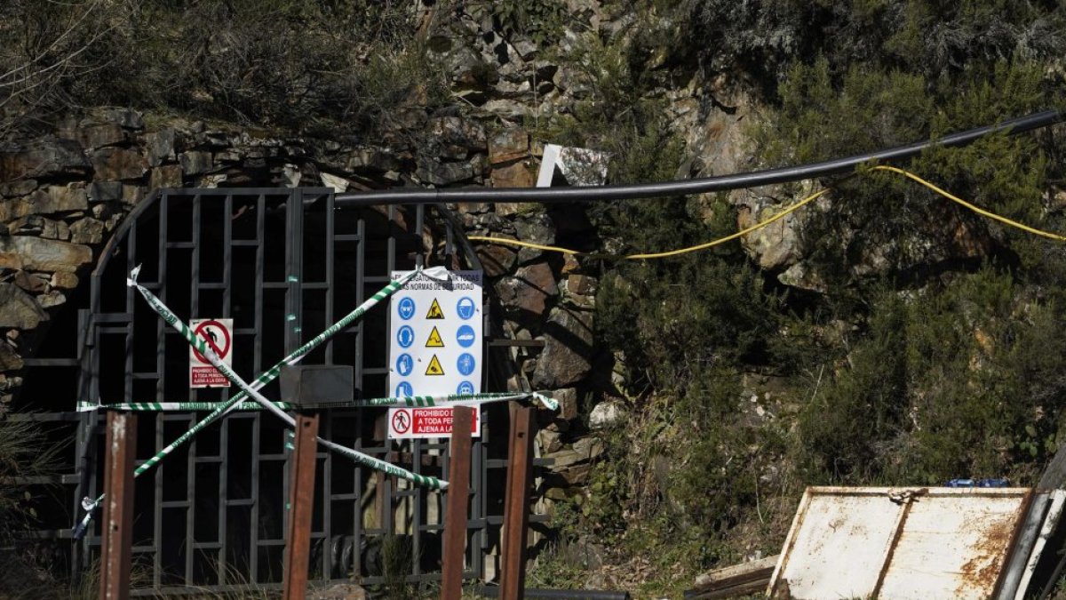 Vista de la bocamina cerrada en la mina de Cerredo, en el concejo asturiano de Degaña.