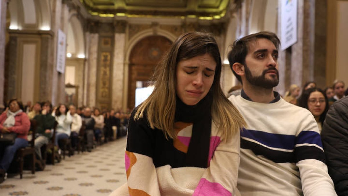 Una mujer llora en una misa en honor al papa Francisco este lunes, en la Catedral Metropolitana de la Ciudad de Buenos Aires (Argentina).