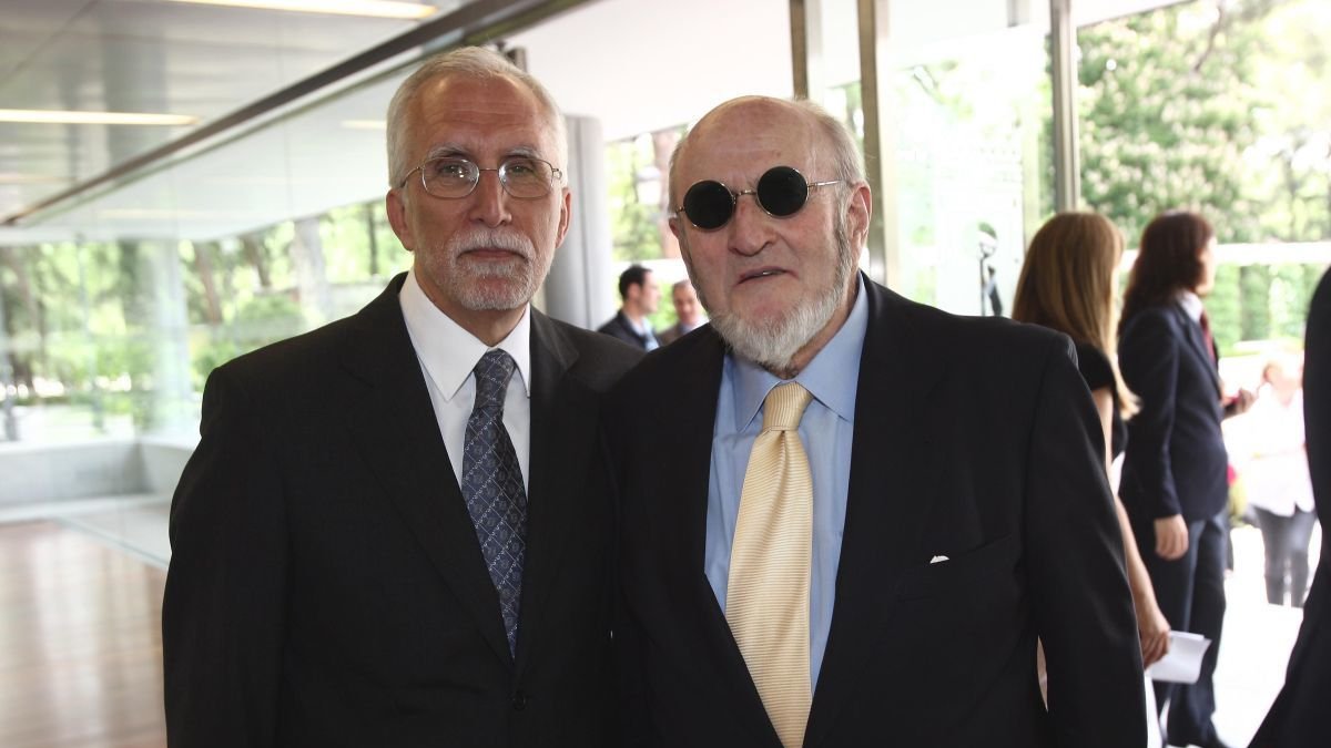El escritor leonés Luis Mateo Díez y Álvaro Pombo.