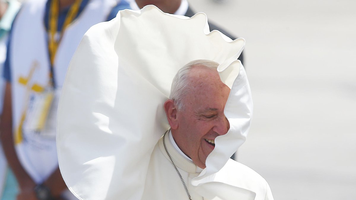 Fotografía de archivo del 18 de enero de 2018 del papa Francisco a su llegada al aeropuerto Diego Aracena de Iquique, al norte de Santiago (Chile). EFE/ Esteban Garay