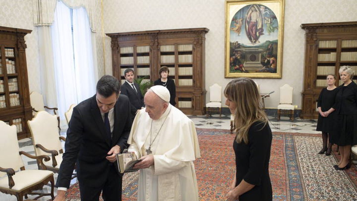 Pedro Sánchez y su esposa, Begoña Gómez, durante la visita que hicieron al papa Francisco el 24 de octubre de 2020.