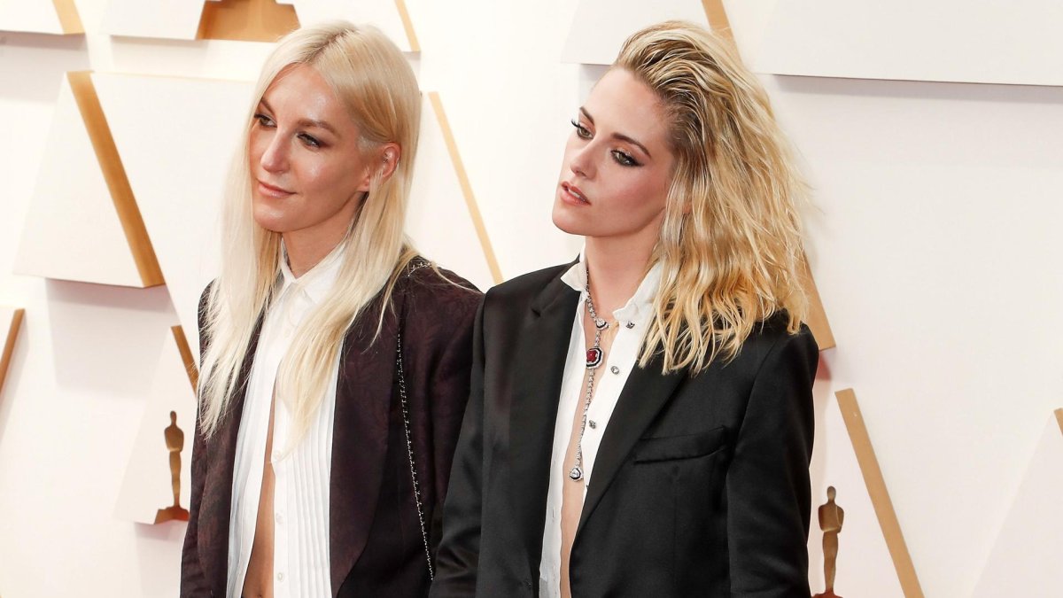 Fotografía de archivo, tomada en marzo de 2022, en las que aparecen la guionista Dylan Meyer (i) y la actriz Kristen Stewart (d), durante la alfombra roja de los 94 Premios Óscar. EFE/David Swanson