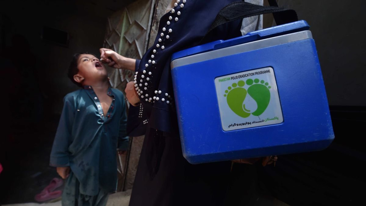 Un niño recibe la vacuna contra la polio.
