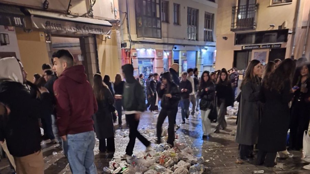 Los vecinos defienden que el descontrol de Jueves Santo se repite cada fin de semana.