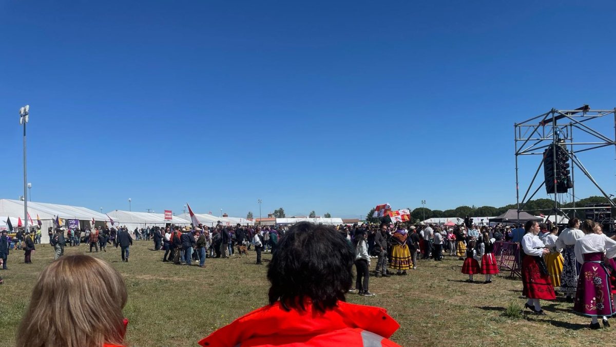 Voluntarios de la Cruz Roja en la campa de Villalar. 