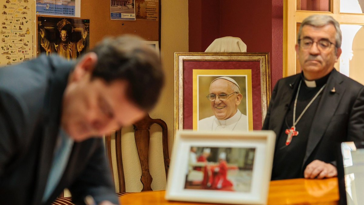 El presidente de la Junta de Castilla y León, Alfonso Fernández Mañueco, durante la firma del libro de condolencias en el Palacio Arzobispal de Valladolid.