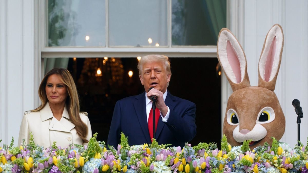 Trump y Melania Trump asisten al desfile de Huevos de Pascua en la Casa Blanca.