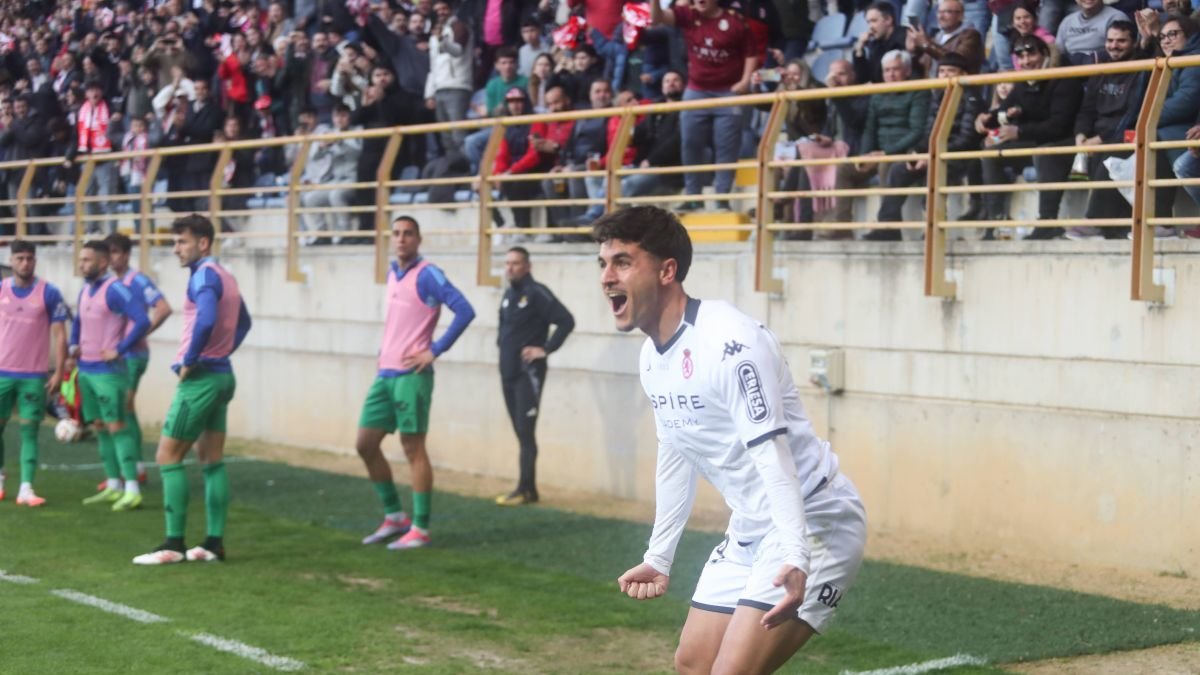 Antón Escobar celebra la victoria culturalista ante el Nàstic tras los dos goles que anotó desde el punto de penalti.