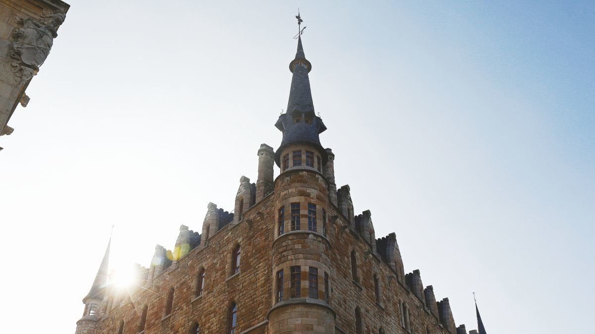 Vista del edificio de Botines diseñado por Gaudí.