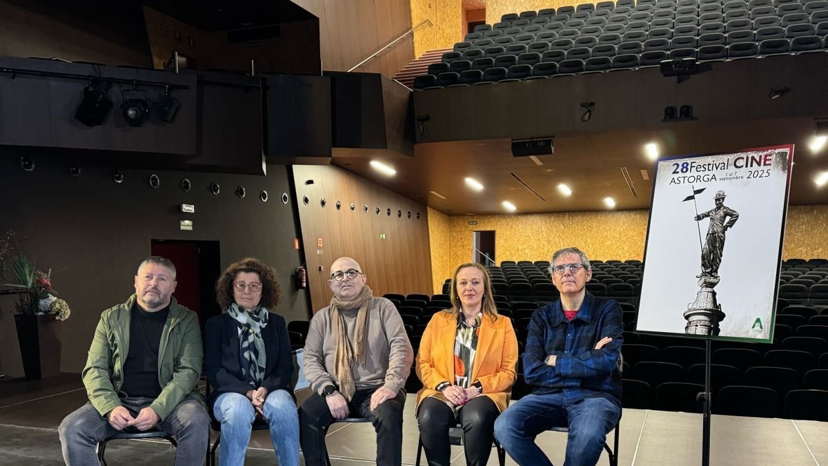 Presentación del festival con el cartel de Pedro Mato como Chaplin.