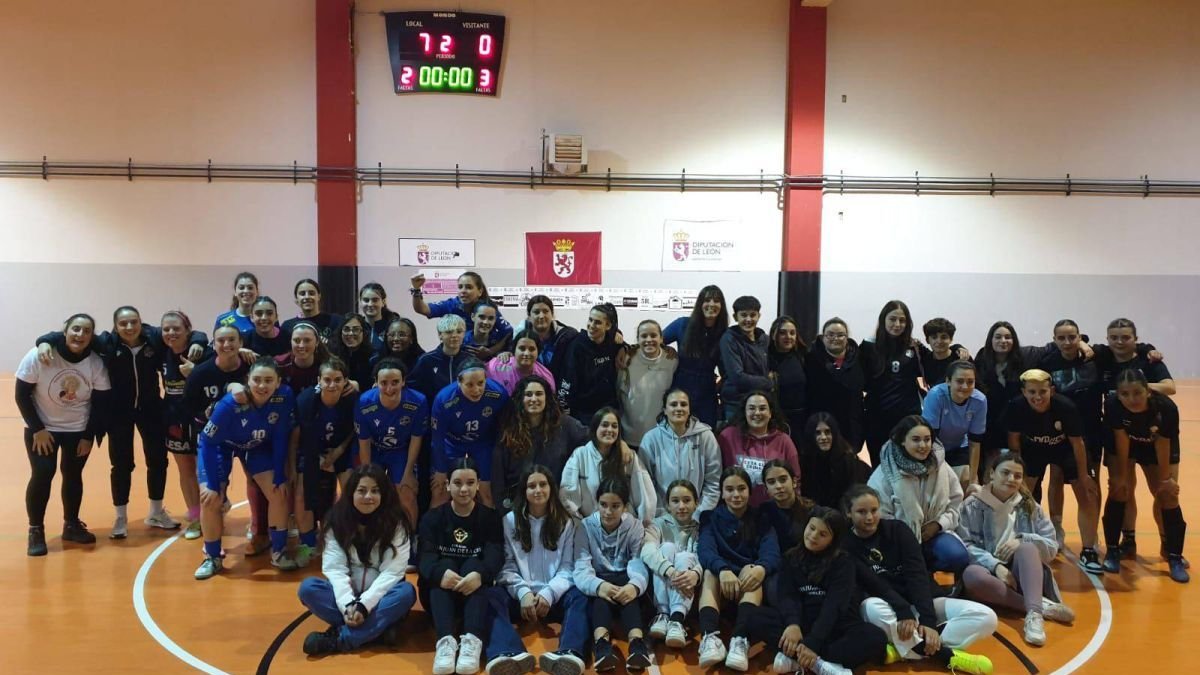 Equipos participantes en el torneo de fútbol sala en Boñar para disfrutar del deporte femenino.