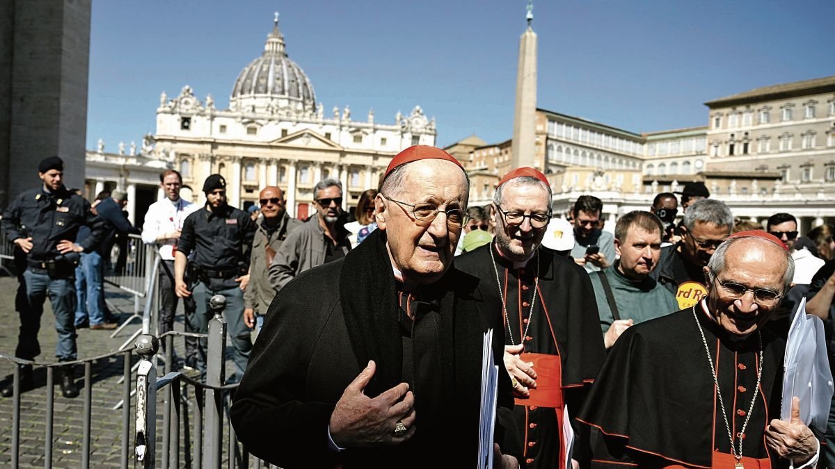 Tres cardenales llegan a la plaza de San Pedro.