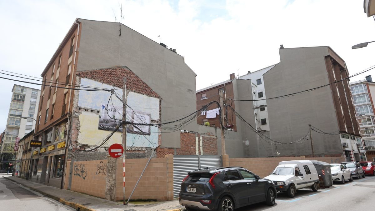 Cartel que anuncia pisos nuevos en un solar en la calle Luciana Fernández.