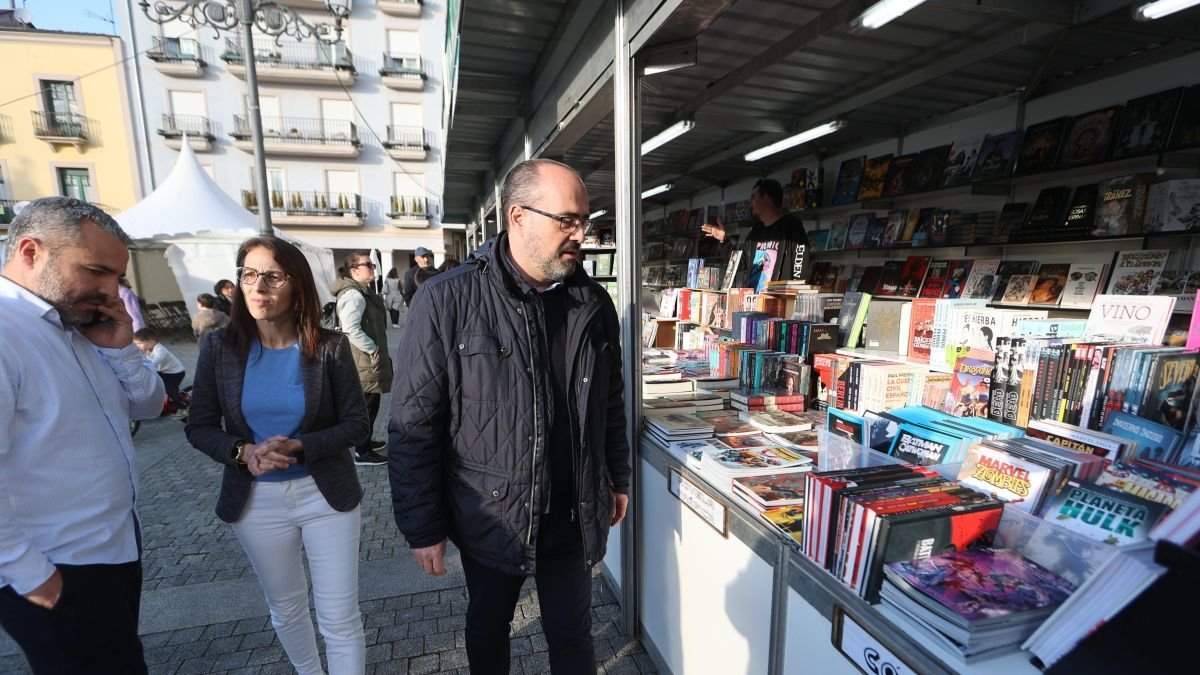 Morala, con la ilustradora Laia Redondo y el concejal David Pacios, en la inauguración.