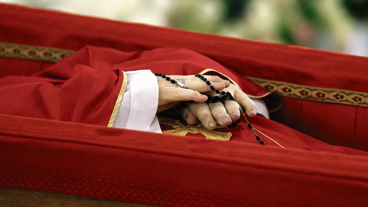 Las manos del Papa, ya en el ataúd en el acto de constatación de la muerte.