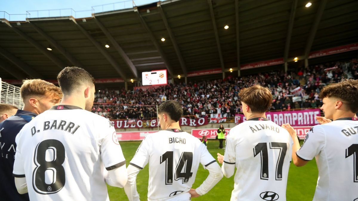 Los jugadores agradecen el apoyo tras la victoria ante el Nàstic.