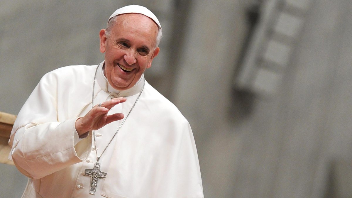 El papa Francisco saluda a los feligreses hoy, lunes 3 de junio de 2013, después de una misa por el aniversario 50 de la muerte del papa Juan XXIII, en la Basílica de San Pedro, en Ciudad del Vaticano. Juan XXIII fue papa desde 1958 hasta su muerte en 1963. EFE/Ettore Ferrari
