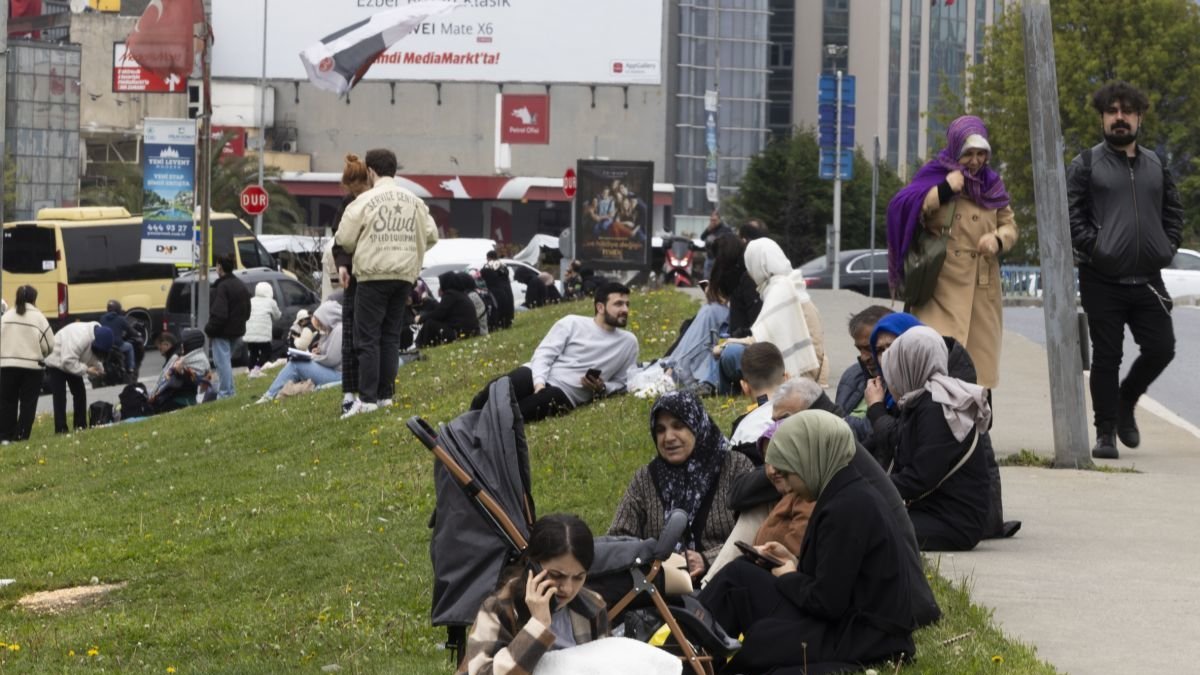 Ciudadanos turcos en zonas ajardinadas de Estambul tras el terremoto.