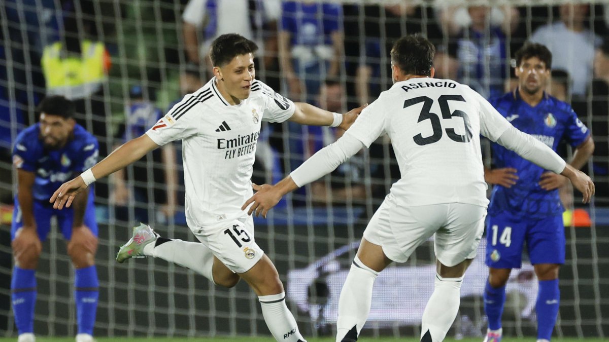 Los jugadores del Real Madrid, el turco Arda Guler (i) y Raúl Asencio, celebran el primer gol del equipo madridista durante el encuentro correspondiente a la jornada 33 de Laliga EA Sports que disputaron Getafe y Real Madrid en el Coliseum de la localidad madrileña. EFE / Juanjo Martín.