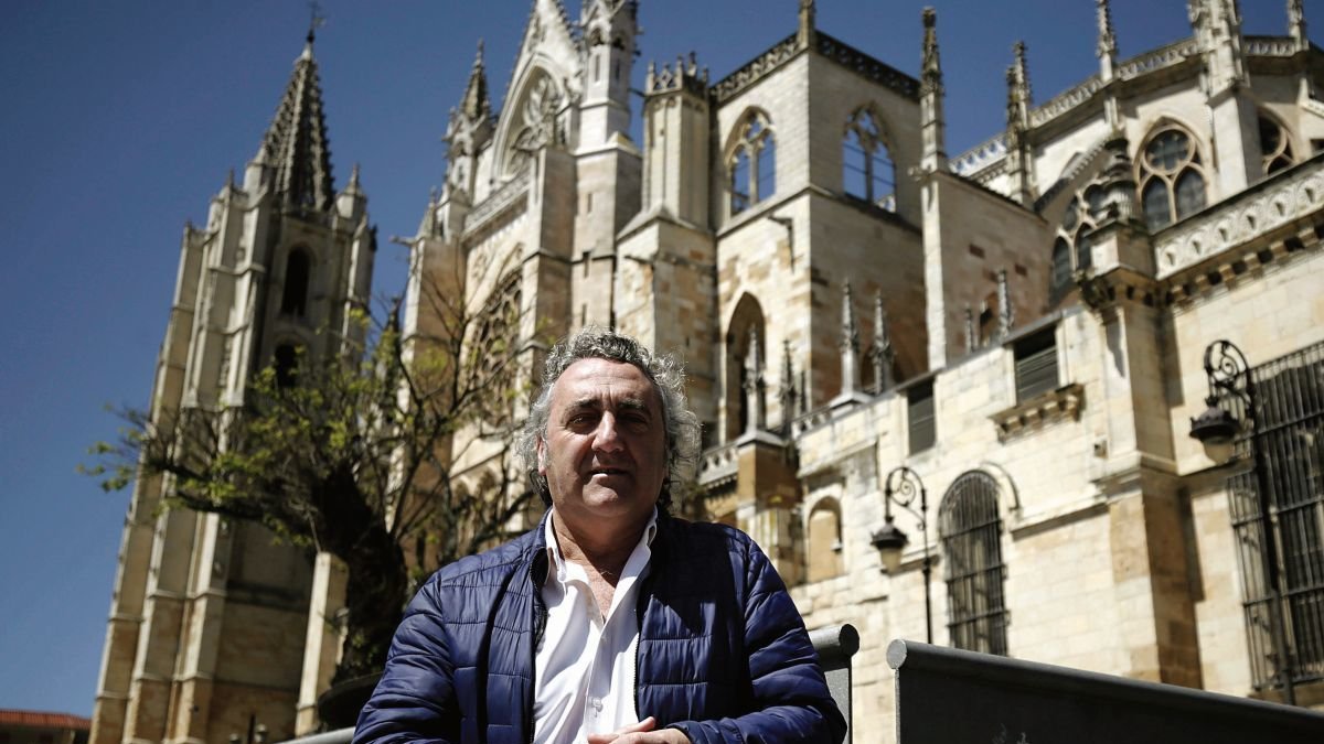 Eduardo Sánchez Alcalde delante de la fachada sur de la Catedral de León, en Puerta Obispo.