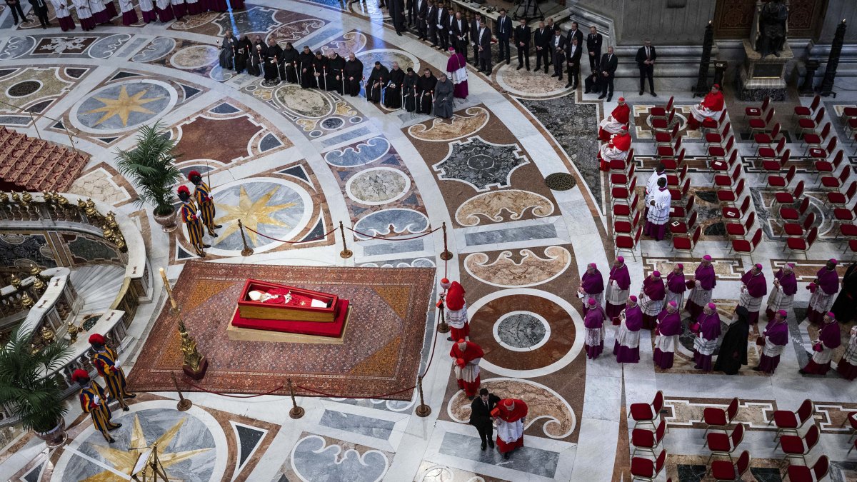 Imagen del Papa Francisco en su féretro.
