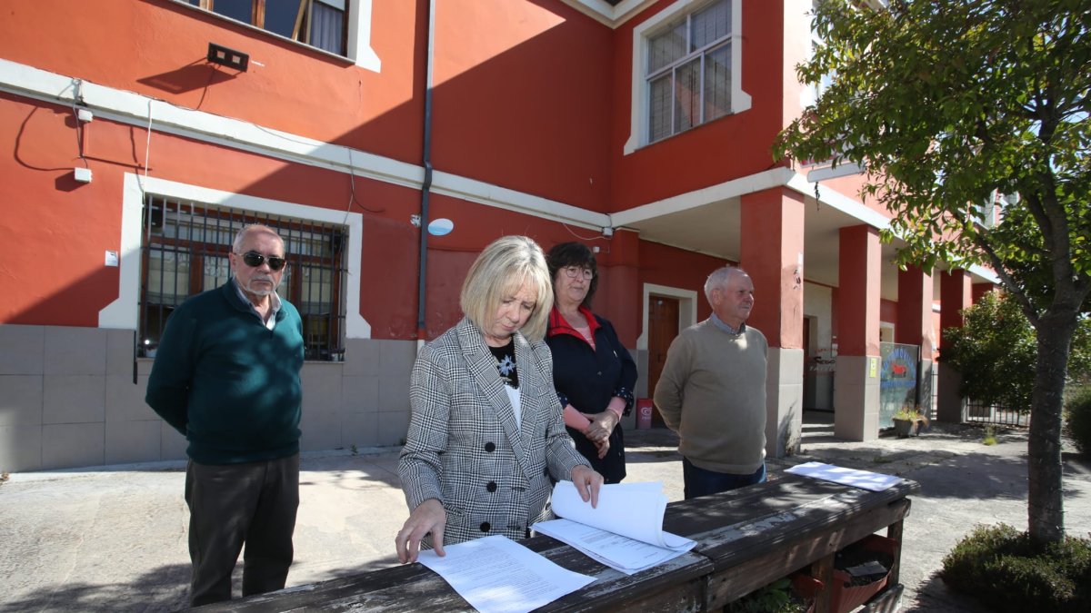 La concejala del PP, Mari Crespo, este jueves con papeles delante del centro cívico de Fuentesnuevas, con otros integrantes de la anterior Junta Vecinal.