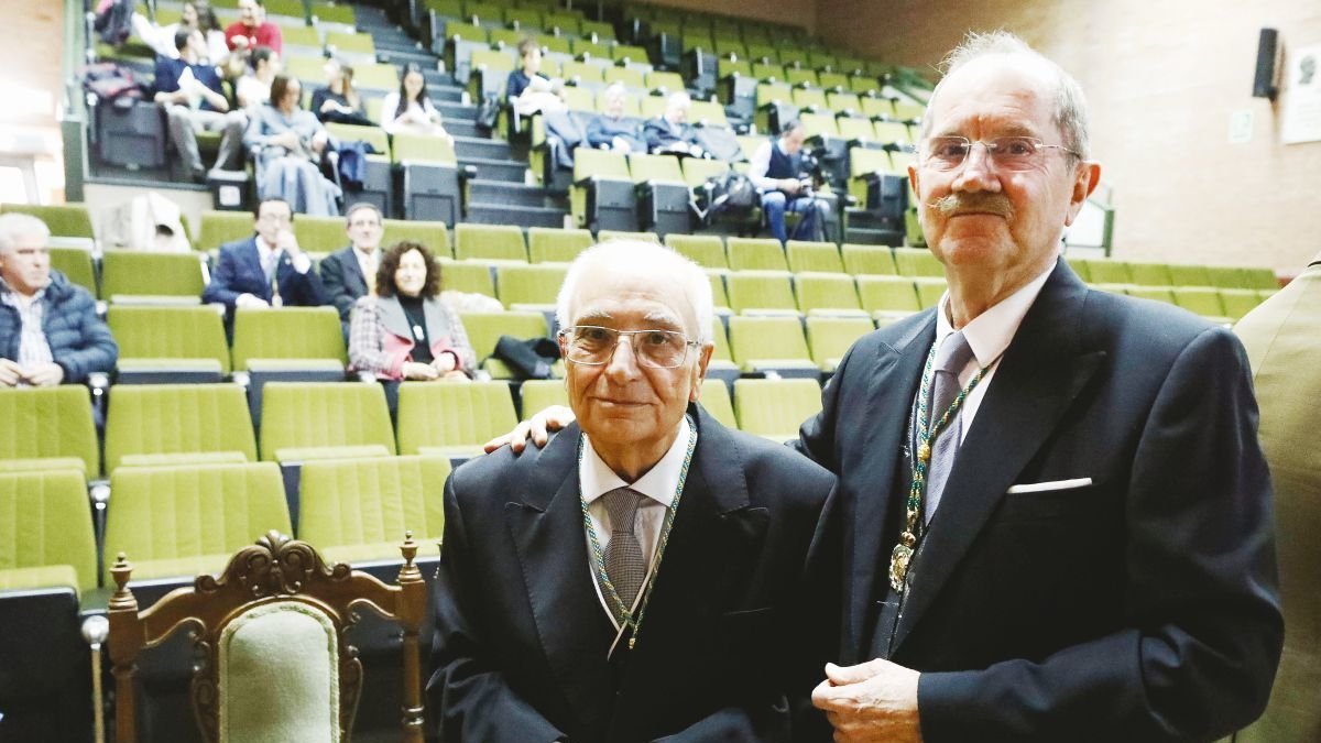 Rodríguez Ferri (izquierda), junto a Vicente R. Gaudioso, el nuevo presidente, el día de su toma de posesión en Academia .