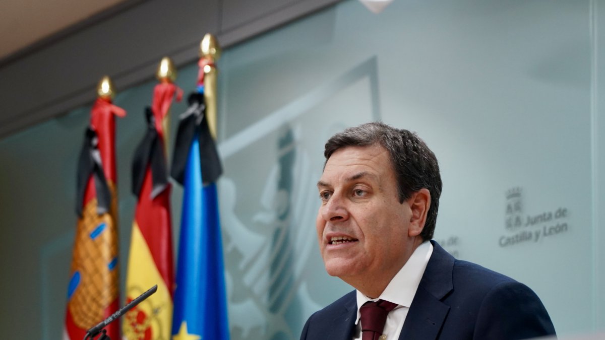 El consejero de Economía y Hacienda y portavoz, Carlos Fernández Carriedo, comparece en rueda de prensa posterior al Consejo de Gobierno.