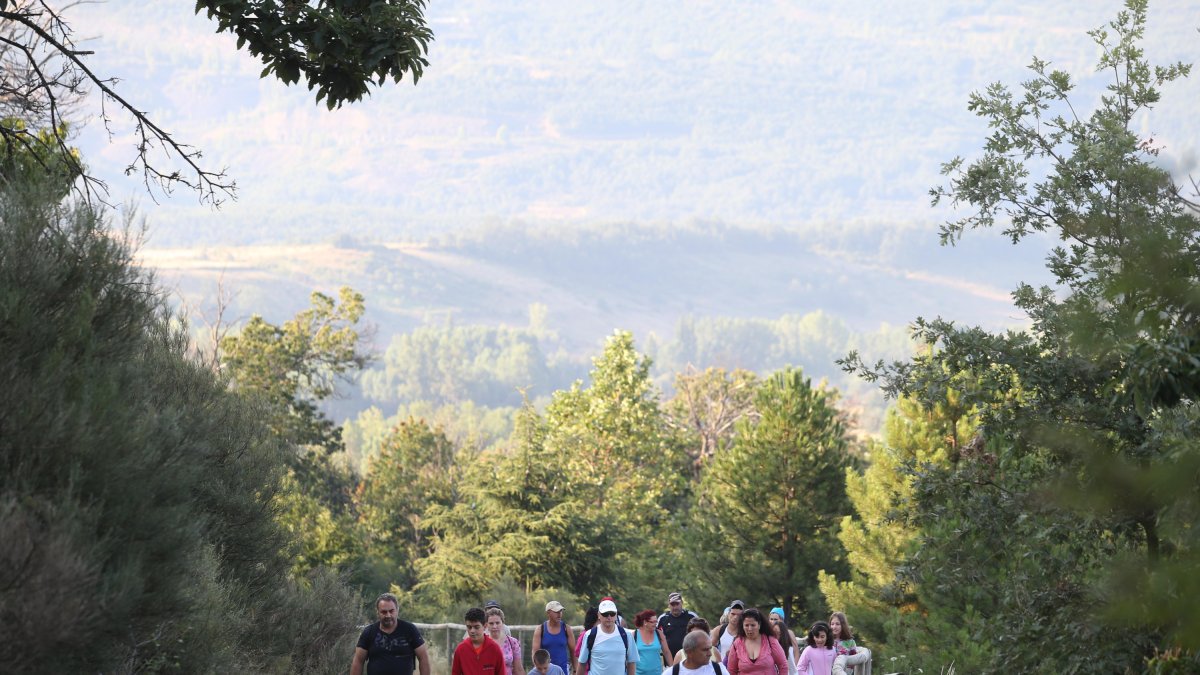 Senderistas en Noceda del Bierzo.